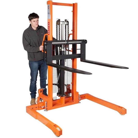 Picture of VULCAN Manual Straddle Stacker with Adjustable Forks